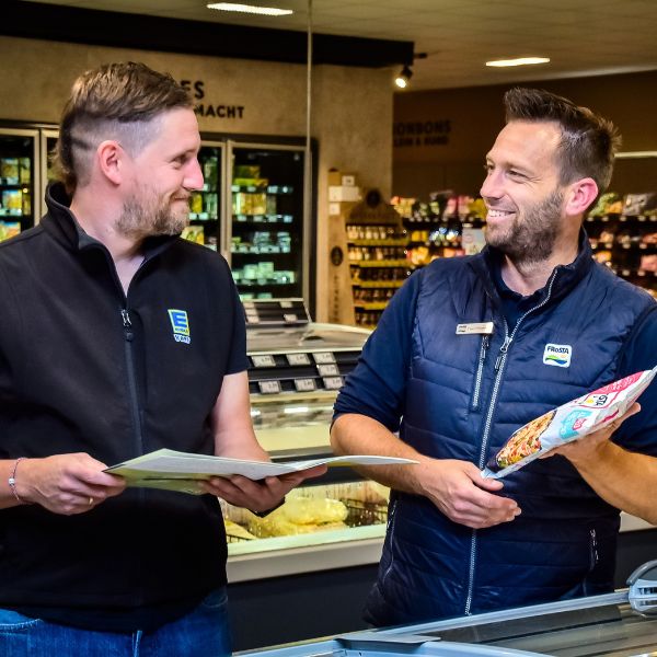Petri Außendienstmitarbeiter mit Produkten von FRoSTA im Markt