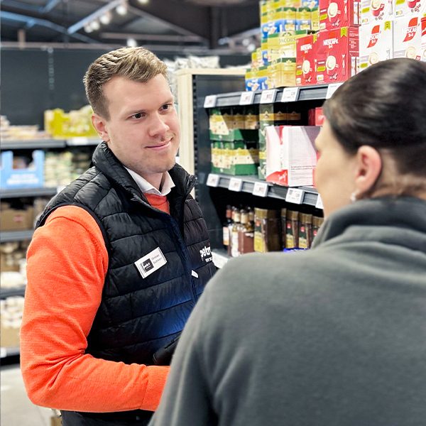 Petri Außendienstmitarbeiter im Markt im Gespräch mit Marktleiterin