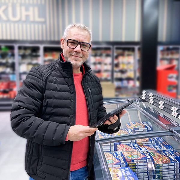 Petri Außendienstmitarbeiter im Markt mit Produkten von Wagner Pizza