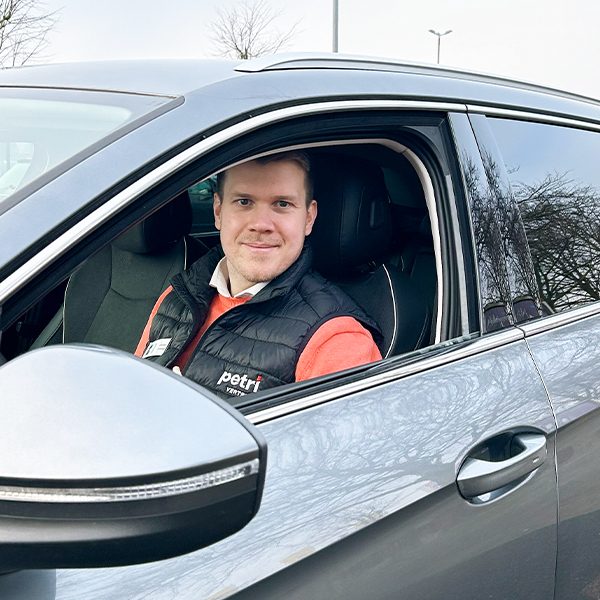 Petri Außendienstmitarbeiter in seinem Firmenwagen