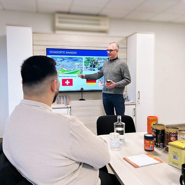 Petri Innendienstmitarbeiter einer Präsentation vor seinem Team
